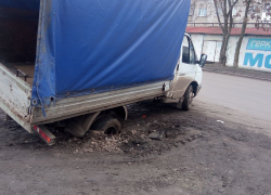 Грузовик на ходу провалился в канализационный люк на дорогах ДНР