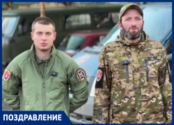Бойцы интернациональной бригады «Пятнашка» поздравляют жителей Донецка с Новым годом, в том числе и на китайском языке