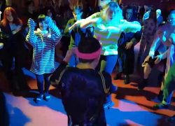 Пир во время чумы: подростки устроили «танцульки» в ночном клубе Донецка после трагедии на Текстильщике