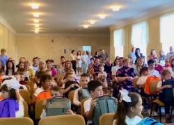 В преддверии 1 сентября первоклассникам школы № 2 города Харцызска подарили новые портфели 