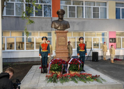 В Мариуполе появился памятник Герою России Роману Кутузову