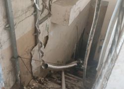 Аварийная бригада отказалась выезжать: дом в Донецке месяц стоит над затопленным подвалом