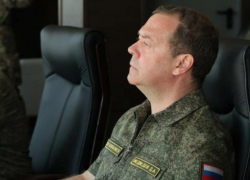 Дмитрий Медведев побывал в ДНР на полигоне, где готовят контрактников, в непосредственной близости от линии боестолкновения
