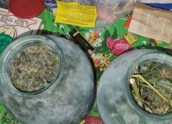 В Донецке задержали мужчину, хранившего три килограмма наркотиков в стеклянных банках