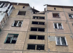 ВСУ разбомбили жилую многоэтажку в Ясиноватой: появилось видео последствий 