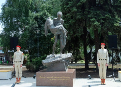 Памятник маленьким ангелам на средства ленинградцев открыли в Енакиево ДНР в преддверии Дня защиты детей