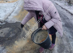 Посыпать территории школ от гололёда помогают сотрудники образовательных учреждений Донецка 