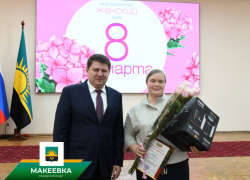 В ДНР с 8 Марта поздравили мать-героиню, воспитывающую 11 детей