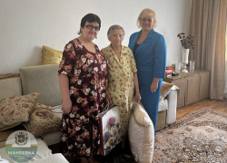 В Макеевке с днем рождения поздравили 92-летнию труженицу тыла Надежду Козлову