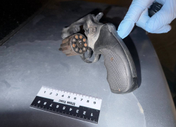 Револьвер и запасы наркотиков нашли у 42-летнего наркосбытчика из Донецка полицейские