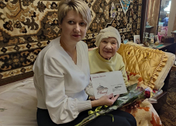 Поздравление с 95-летним юбилеем от Владимира Путина получила жительница Донецка Елена Осадчая