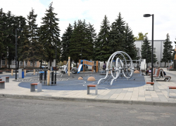 Центральную площадь в Снежном завершают, горожане выбрали название 