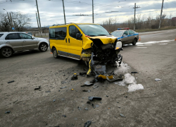 В Горловке женщина на «Опеле» не уступила дорогу и въехала в ВАЗ