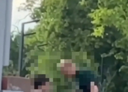 В Донецком парке Энергетиков мужчина поставил ребёнка на колени из-за мяча