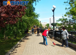 С раннего утра жители Донецка приводят в порядок Шеффилдский сквер 