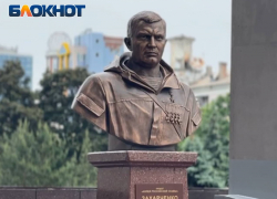 Батя всегда с нами: в центре Донецка торжественно открыли памятник-бюст первого главы ДНР Александра Захарченко