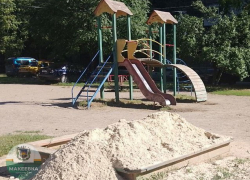В Макеевке восстанавливают детские площадки: в песочницах города обновили песок