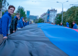 Квадратный километр: молодежь развернула в Центре Донецка 200-метровый флаг ДНР