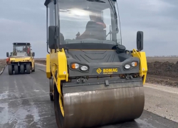 Ремонт спустя десятилетия: на трассах ДНР продолжают восстанавливать дорожное покрытие