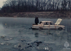 Ребёнок застрял в затонувшей машине на льду в Макеевке