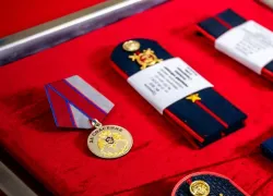 Росгвардейца наградили за спасение людей после взрыва газа в Донецке