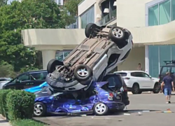 Kia приземлилась на крышу другой машины в Донецке