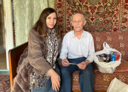 103-летнего ветерана ВОВ поздравили с Днем защитника Отечества в Мариуполе