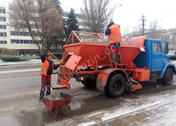 В борьбе с гололедом на дороги Донецка высыпали более 550 тонн реагентов 