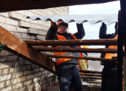 В Ясиноватой продолжают восстанавливать дома, пострадавшие от обстрелов ВФУ