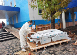 В больницу интенсивного лечения Мариуполя доставлены 72 многофункциональные кровати для реанимационного отделения 