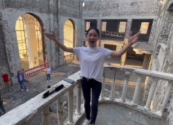 Оперная певица из Китая спела «Катюшу» в разрушенном ВСУ театре Мариуполя