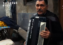 Житель ДНР в 57 лет закончил музыкальную школу и мечтает записывать видео для соцсетей