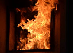 Больше 30 домов и хозпостроек уничтожил пожар под Харцызском, вызванный грозой и ураганом в ДНР