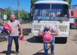 Сдвинул с мертвой точки 6 тонный автобус и надул 9 грелок: Атлет «Русский Халк» установил новый рекорд в ДНР