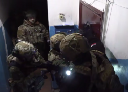 В Донецке жестко задержали воров, снявших колеса с авто известного блогера 