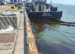 Азовское море захлебывается в нефти из-за ЧП в Мариуполе