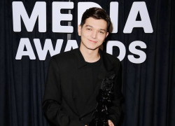 Для жителей ДНР выступил известный исполнитель Akmal'