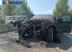 Газанул на тот свет: в центре Донецка БМВ на огромной скорости снес столб и «выплюнул» мотор