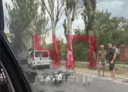 Мотоциклист протаранил головой стекло автомобиля в Макеевке