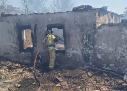 В Ждановке, ДНР, 11 зданий и 13 хозпостроек уничтожил огонь из-за загоревшегося сухостоя