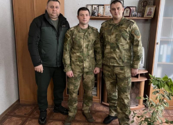 Правоохранители Тореза ДНР передали материальную помощь отцу погибшего при исполнении коллеги 