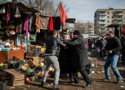 Цыгане устроили разборки с холодным оружием на рынке Мариуполя 