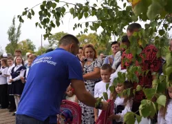 В День знаний ребятам из Кураховки подарили 30 рюкзаков