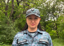 В Донецке пристав помогла раненой 2-летней девочке, которая одна шла по проезжей части