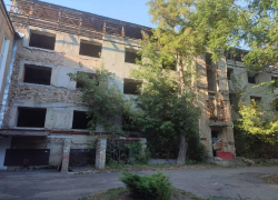 «Кирпичи падают на голову»: жители Донецка требуют снести заброшку