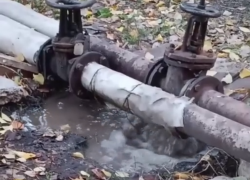 Отопительный сюрприз: в Ясиноватой теплотрасса превратила квартал в «удивительное болото»