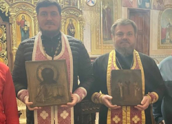 Один из самых разрушенных соборов Мариуполя получил в дар старинные иконы