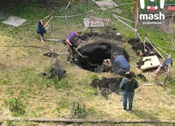 Старый обрушающийся колодец забирает под землю двор в центре Донецка