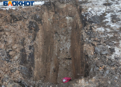 В Куйбышевском районе Донецка ЖЭК раскопал яму и не выставил ограждение, что едва не погубило собаку