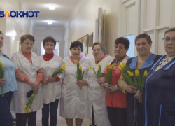 Волонтеры поздравили коллектив донецкой больницы с 8 Марта